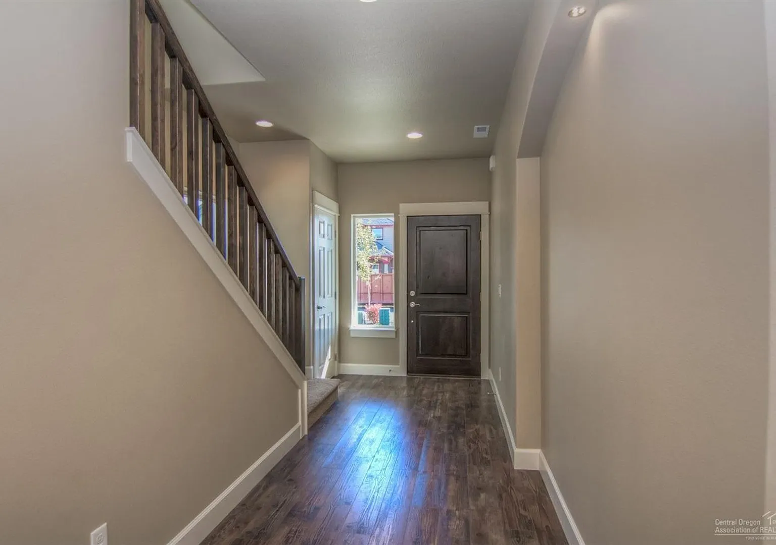 Newer SE Bend House w/A/C & Gas Heat, 3 Bdrms, 2.5 Baths, 2093 Sq Ft, Gas Fireplace, Access to Pool — Photo 2