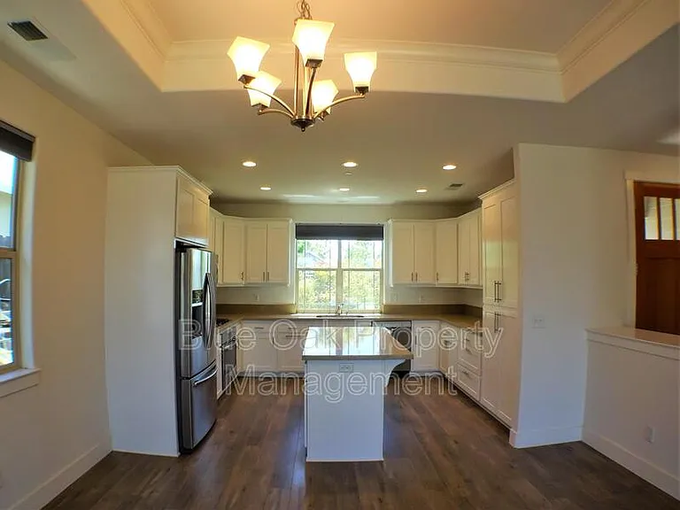 1584 Champlain Way — Photo 4