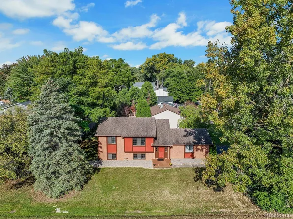4677 Medina Ave, Waterford, MI 48327