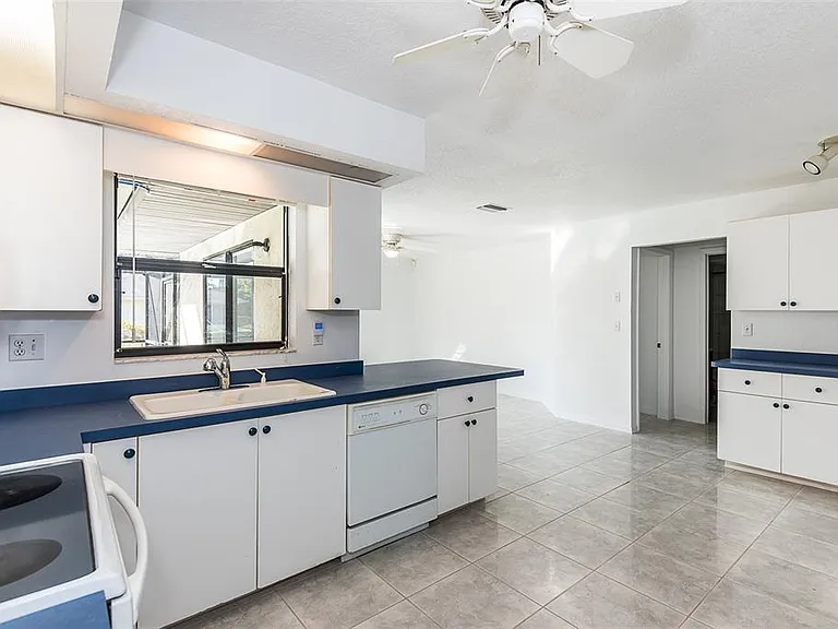 838 Jarvis St — Photo 12