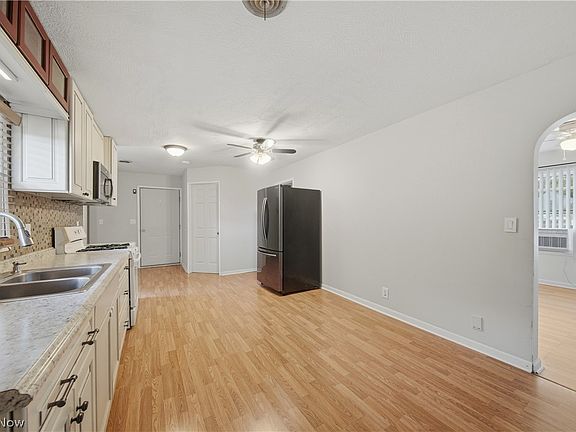 4th image of 3121 3rd St SE
