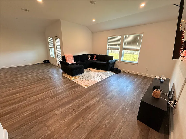 1210 Hughes Crossing Dr — Photo 8