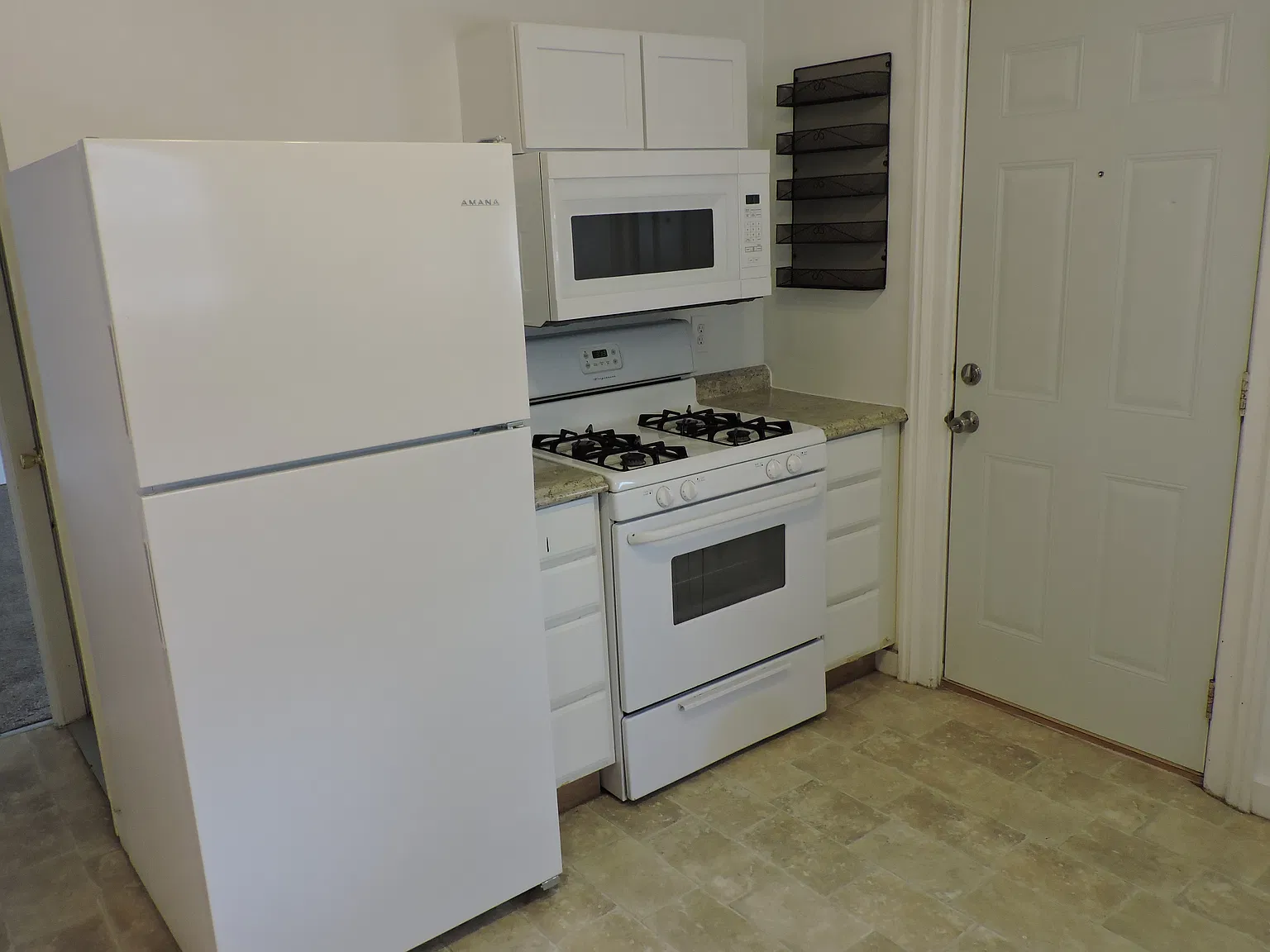 3 bed, 900 sqft, $1,760 — Photo 4