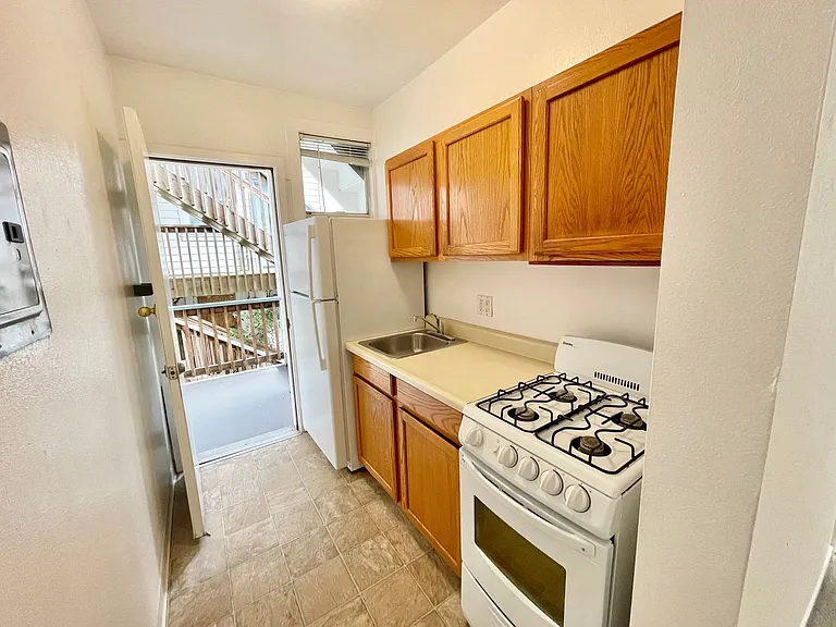 582 Grove St #2 — Photo 5