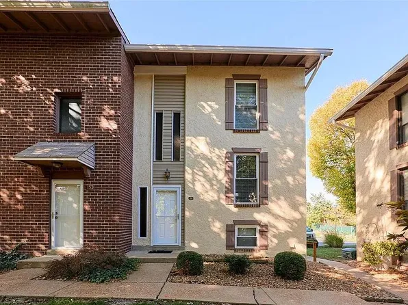 154 Carmel Woods Dr, Ballwin, MO 63021