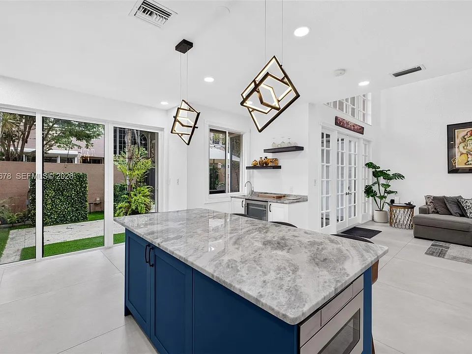200 NE 14th Ave #6