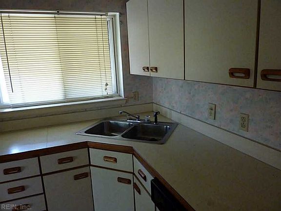 5th image of 2909 E Malden Ave