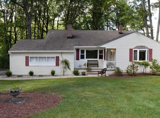 4 Crestview Ct W, Morris Plains, NJ 07950