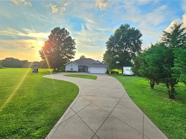 1820 N 48th St, Springdale, AR 72762