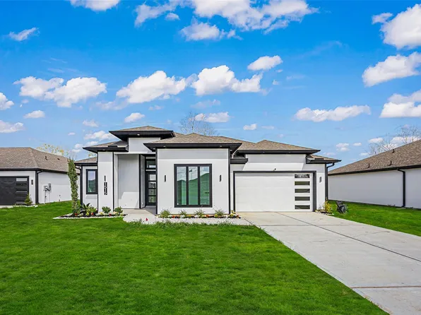 1515 Waco St, Dayton, TX 77535