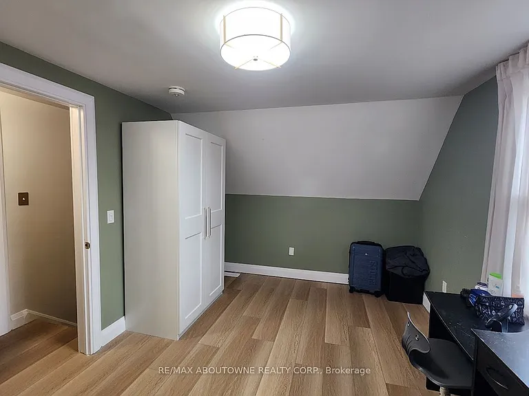 295 Queensdale Ave E — Photo 9