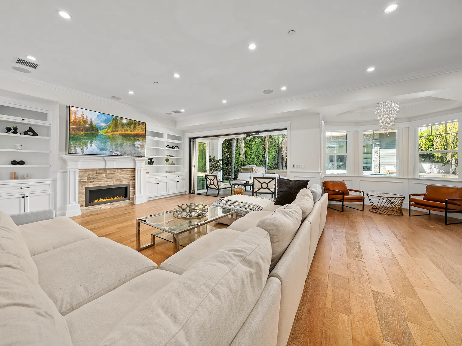 5 bed, 5700 sqft, $23,900 — Photo 2