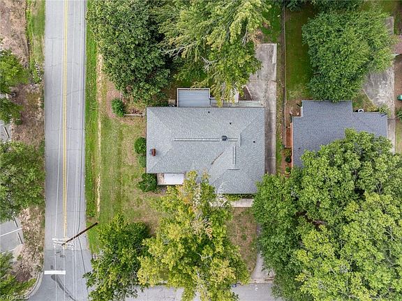 3rd image of 601 Quaker Ln