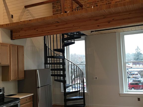 3rd image of 961 Washington St W APT 3