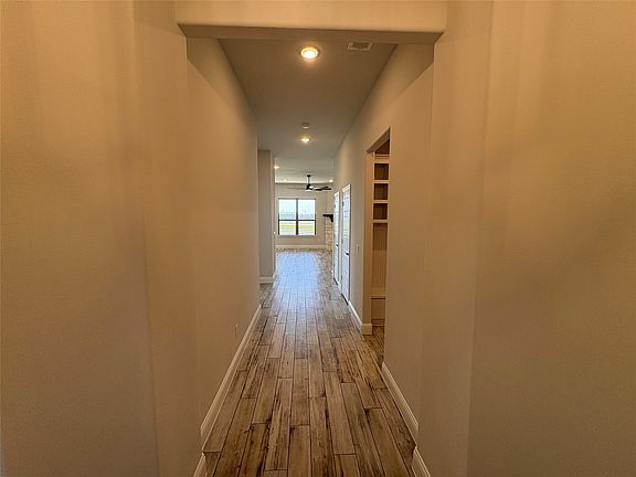 5th image of 822 Sanders Rd