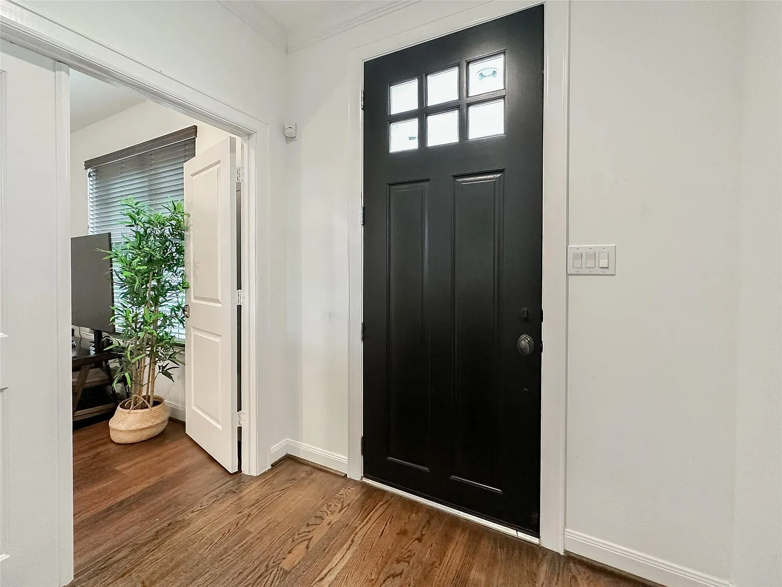 3 bed, 3.5 bath, 2100 sqft, $3,000 — Photo 2
