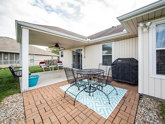 2nd image of 448 SW Laura Ln