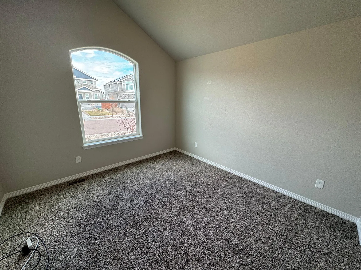 5 bed, 3379 sqft, $3,500 — Photo 3