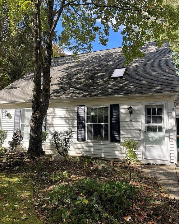 1st image of 137 Burlington Oval Dr