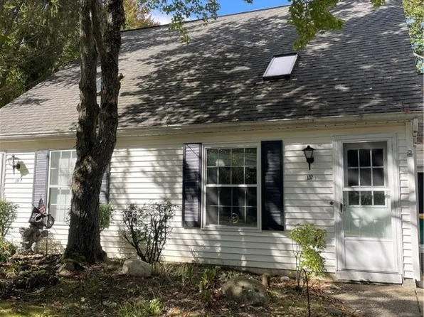 137 Burlington Oval Dr, Chardon, OH 44024