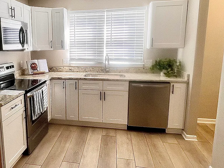 Furman Place Townhomes — Photo 9
