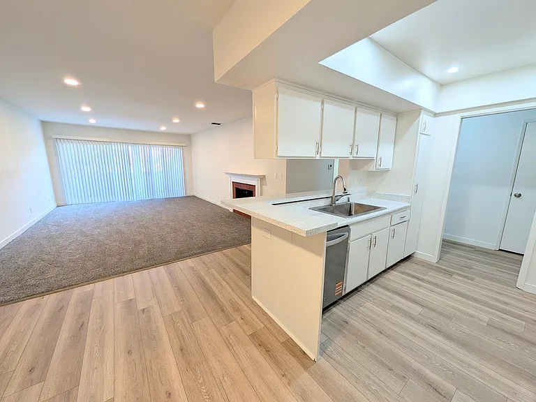 Chateau Lamont Apartments — Photo 5