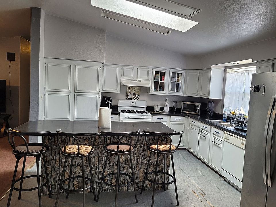 Spacious kitchen. A lot of cabinets