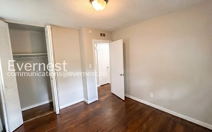 224 13th Ave NE — Photo 12