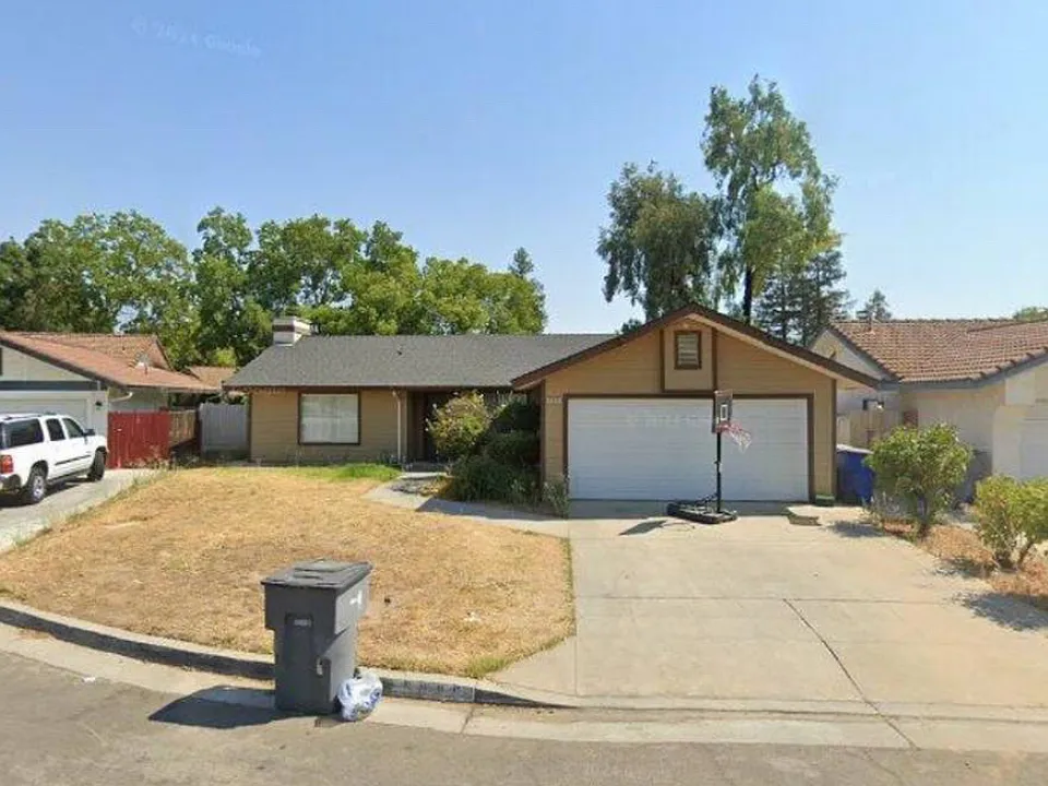 5085 W Kadota Ave