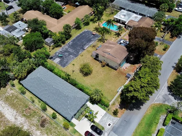 883 SW 10th St, Pompano Beach, FL 33060