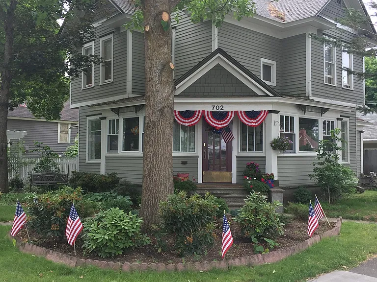 702 E Indiana Ave — Photo 1