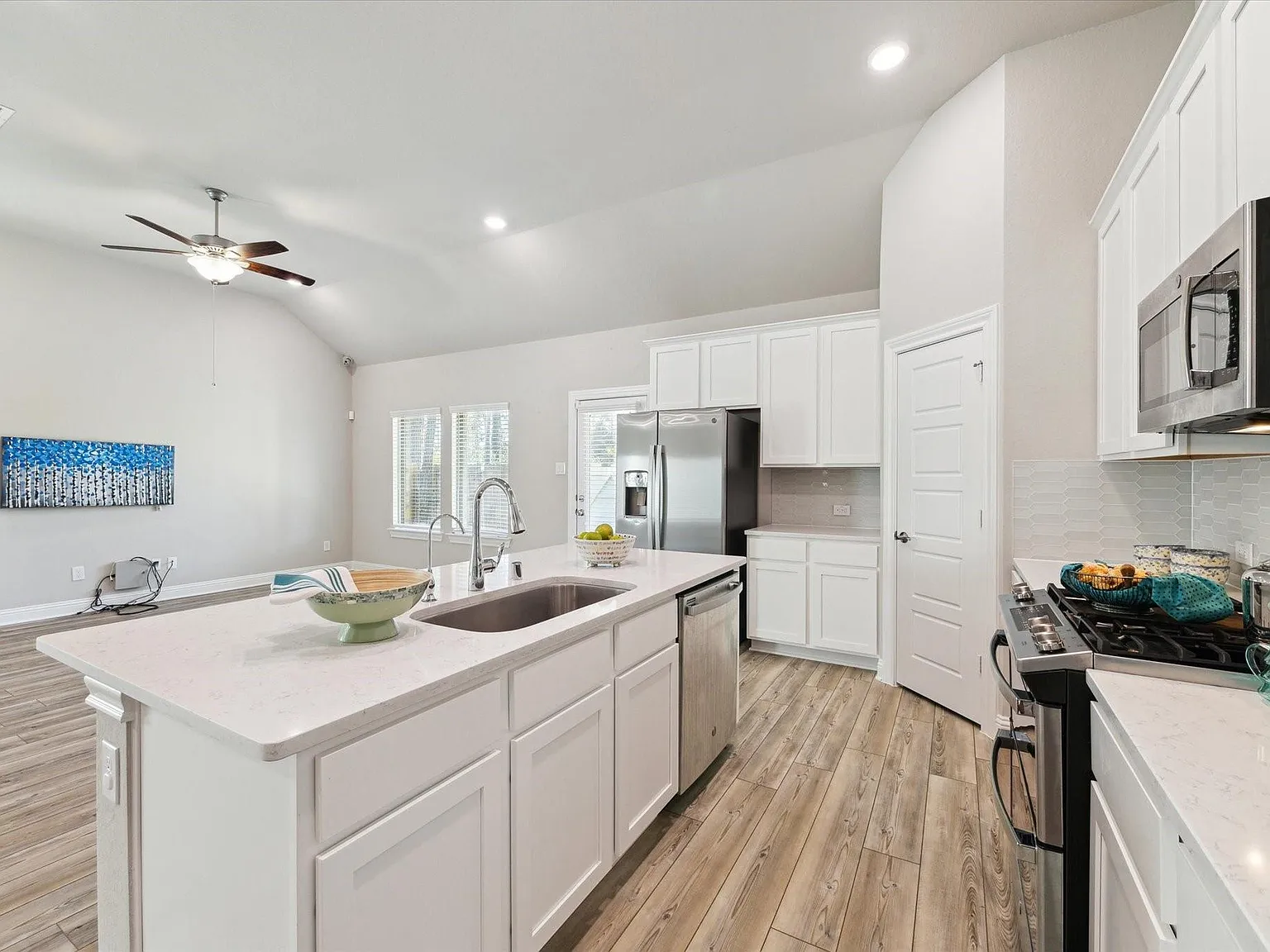 5 bed, 3.0 bath, 2955 sqft, $3,500 — Photo 3