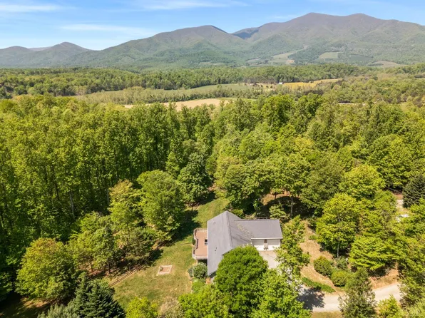 327 Deer Wood Ct, Roseland, VA 22967