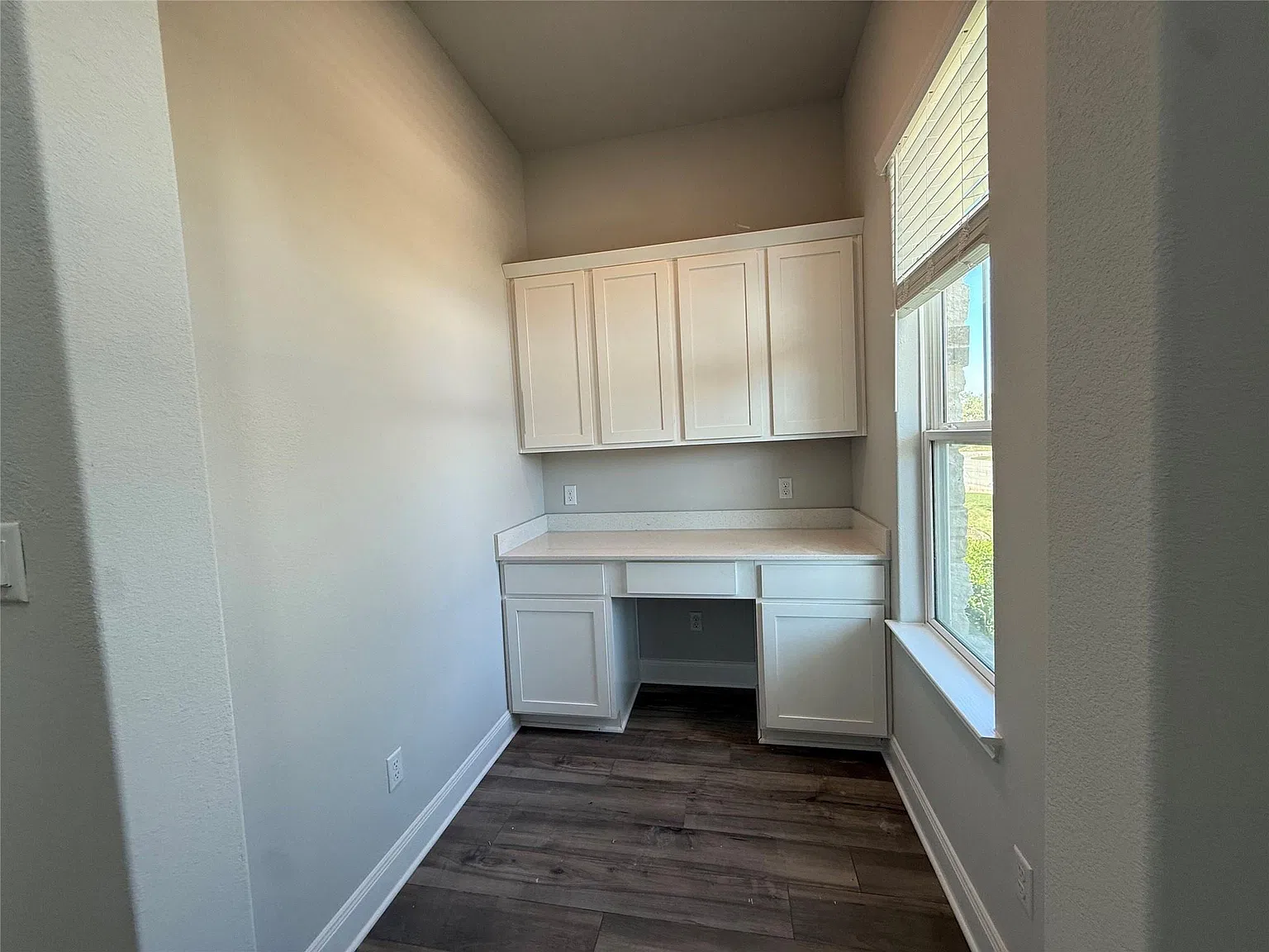 3 bed, 3.0 bath, 1834 sqft, $2,150 — Photo 3
