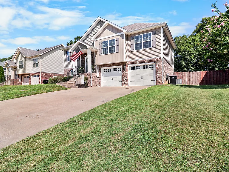 773 Banister Dr — Photo 2