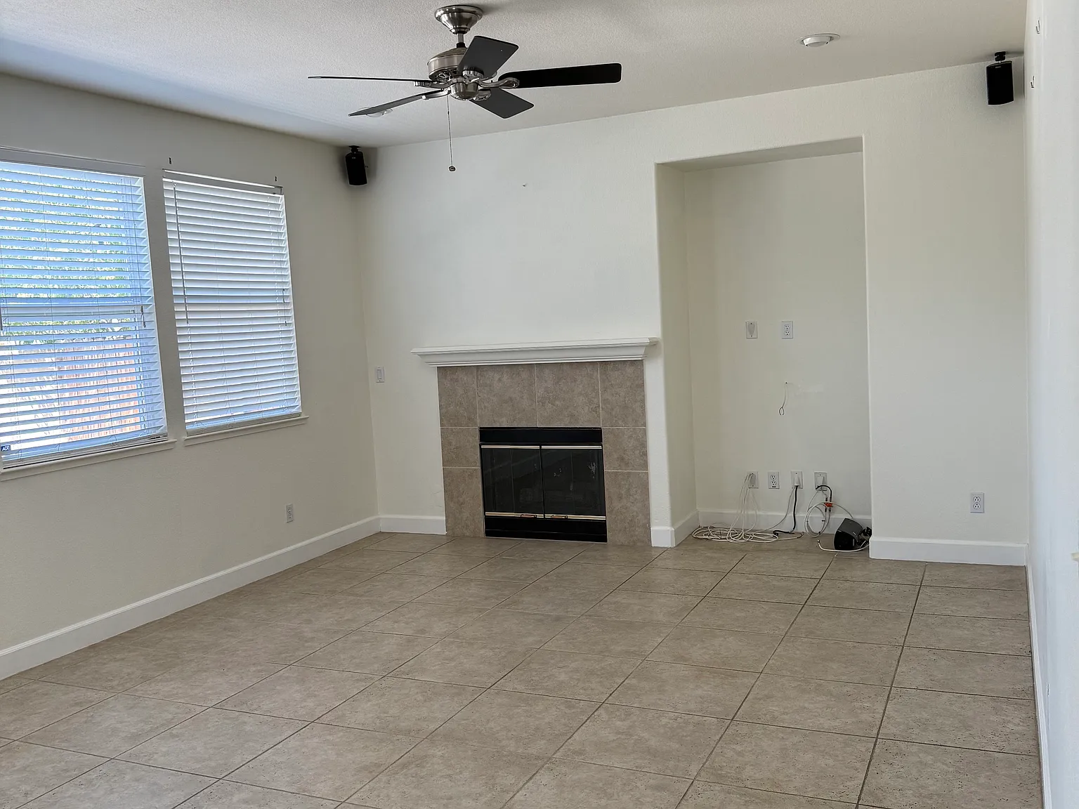 5 bed, 2691 sqft, $3,995 — Photo 4