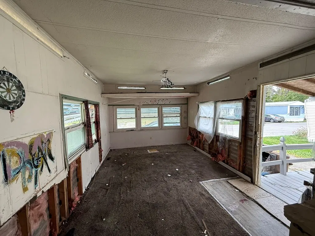 Handyman Special - Mobile Home for Sale - $500 or Best Offer — Photo 4