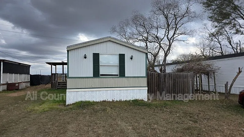 3 bed, 2.0 bath, 1216 sqft, $1,300 — Photo 3