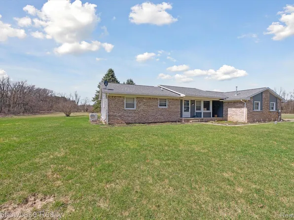 2601 Westwind Dr, Highland, MI 48357