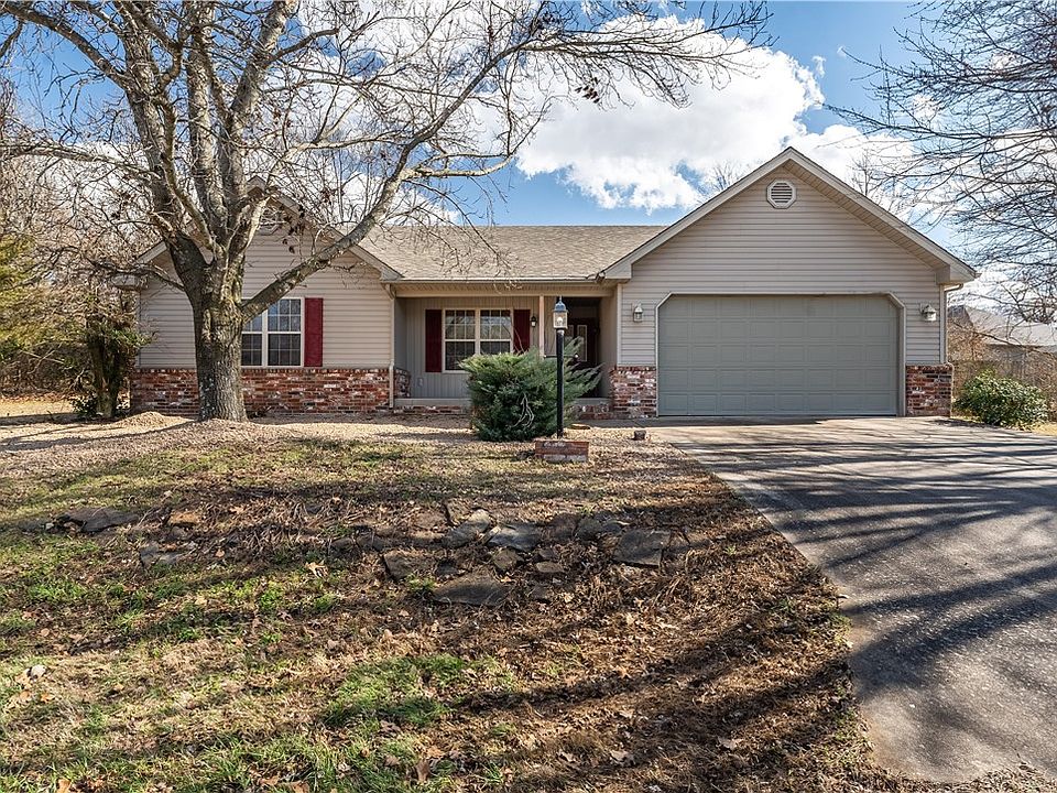 1st image of 11 Ettington Dr