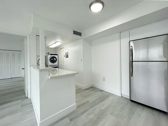 3rd image of 435 NE 23rd St APT 207