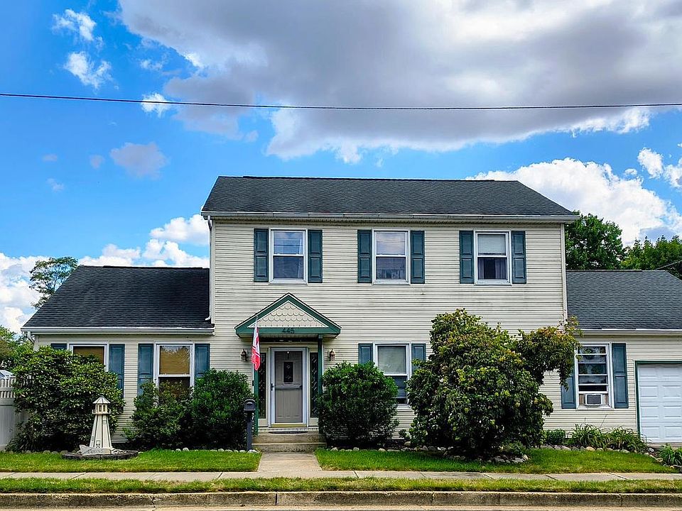 1st image of 445 Woodbine Ave