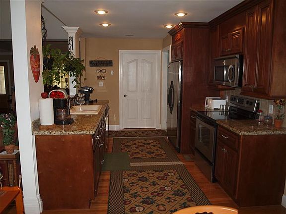 5th image of 944 Camelot Pl