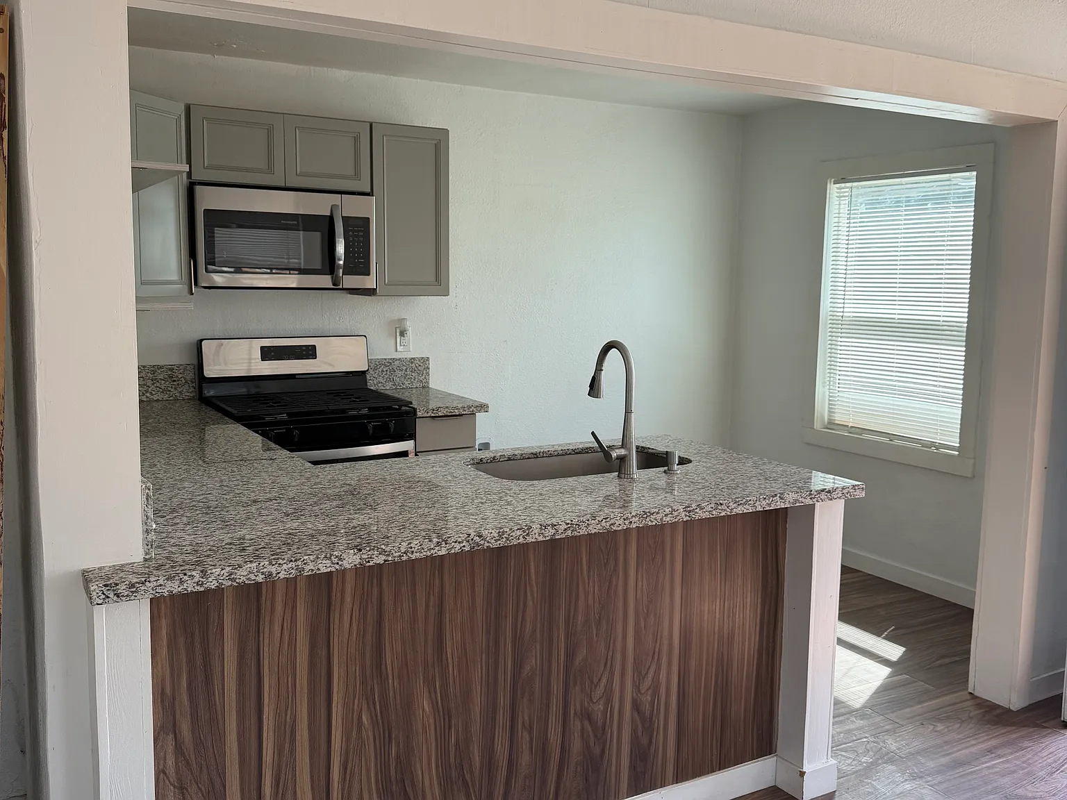 1 bed, $1,000 — Photo 3