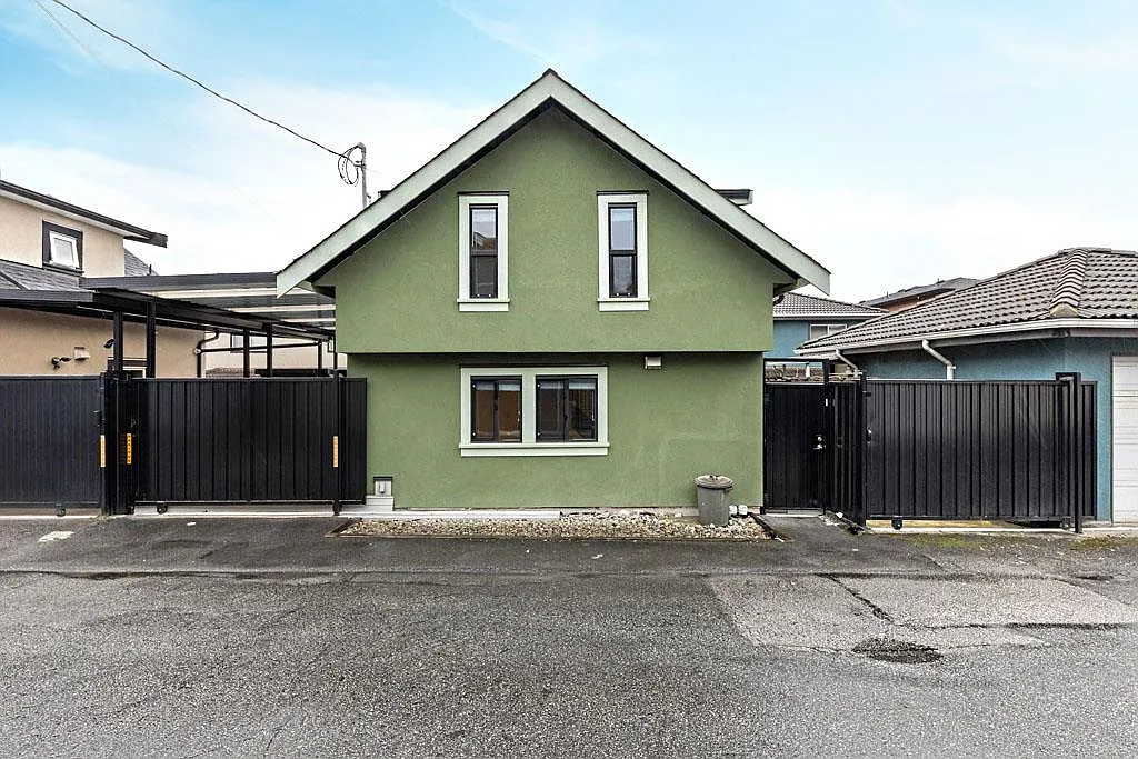 2 bed, 600 sqft, $1,990 — Photo 3