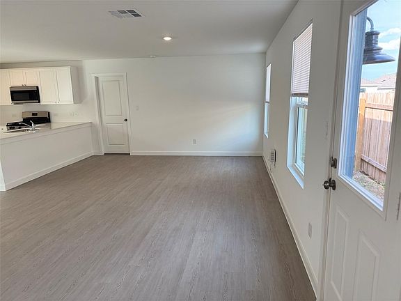 2nd image of 450 Sormonne Loop