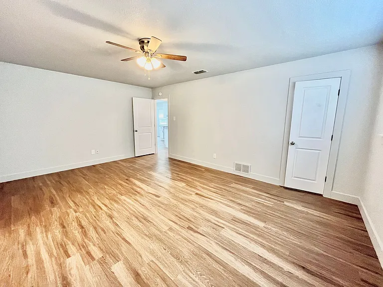 923 W 6th St — Photo 14