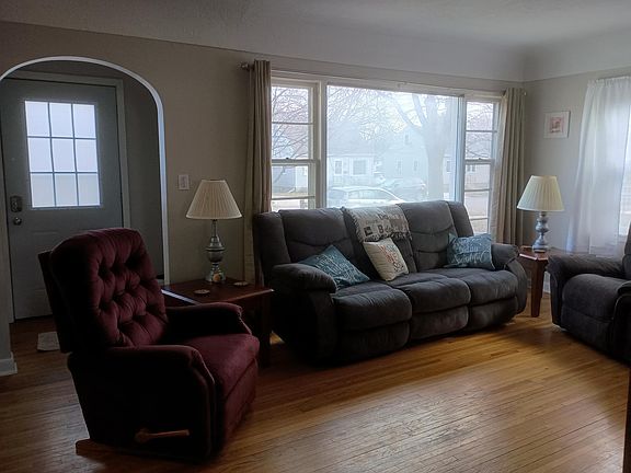 3rd image of 919 7th Ave NW