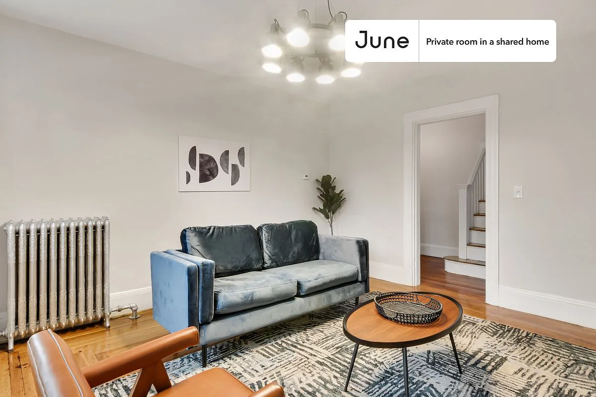Queen bedroom in 4 bed/2 bath home in Allston #444 C — Photo 3