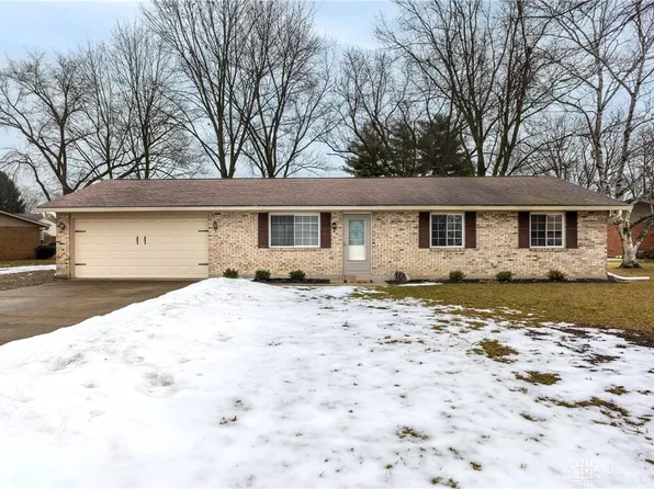 3135 Honeysuckle Dr, Troy, OH 45373
